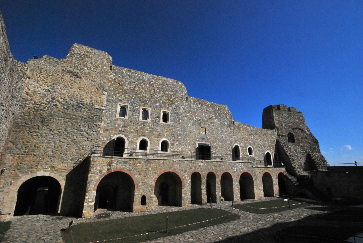 Cetatea Neamț văzută de pe colina Șirii